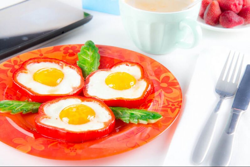 Τηγανητά αυγά σε πιπεριές - ένα χορταστικό πιάτο στο μενού διατροφής αυγών