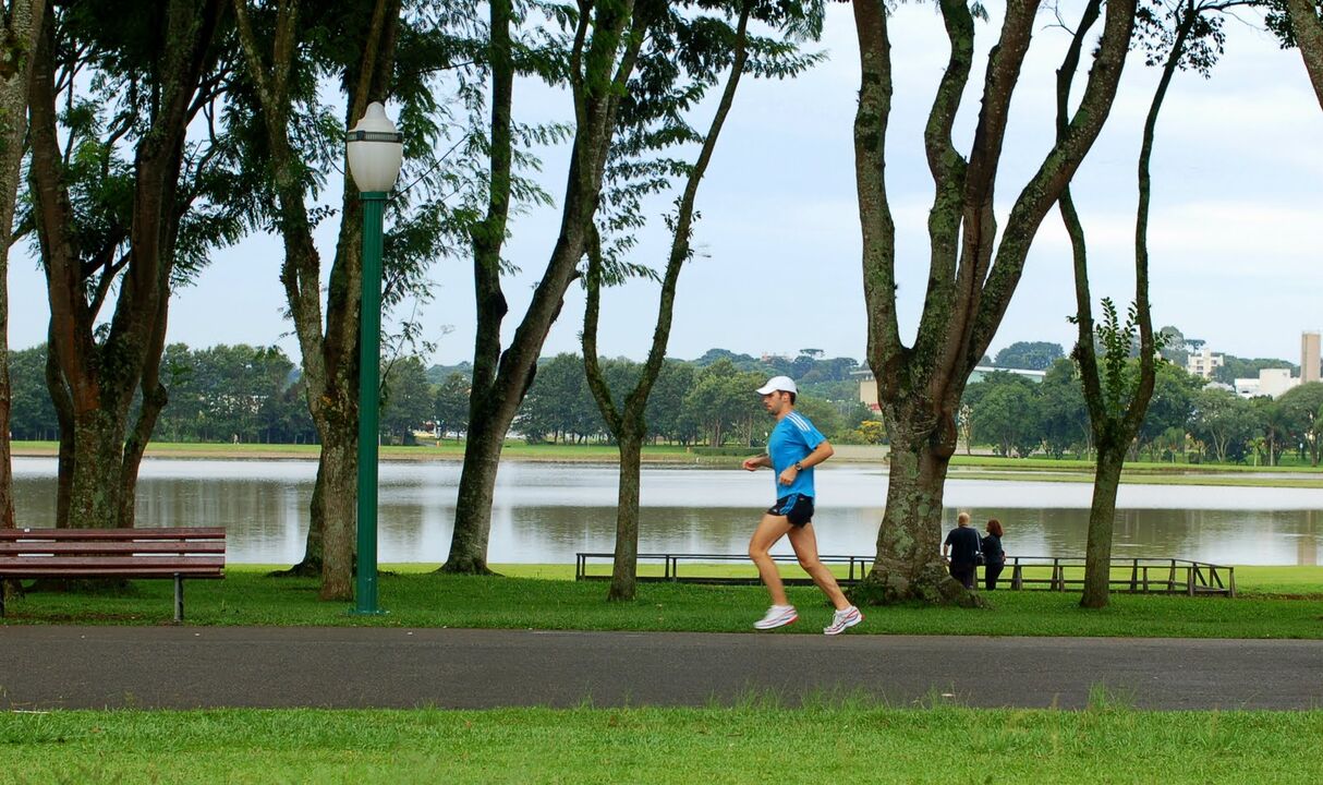 Το τρέξιμο στο πάρκο είναι πιο εύκολο από το τρέξιμο στην άσφαλτο, το κύριο πράγμα είναι να επιλέξετε τα σωστά ρούχα και παπούτσια